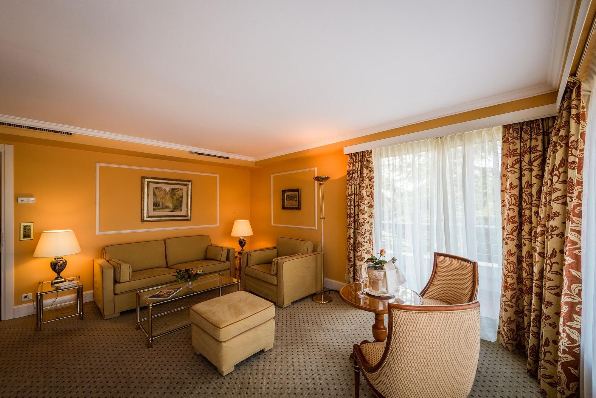 Lausanne Palace Exterior foto A suite at the Hotel de Crillon