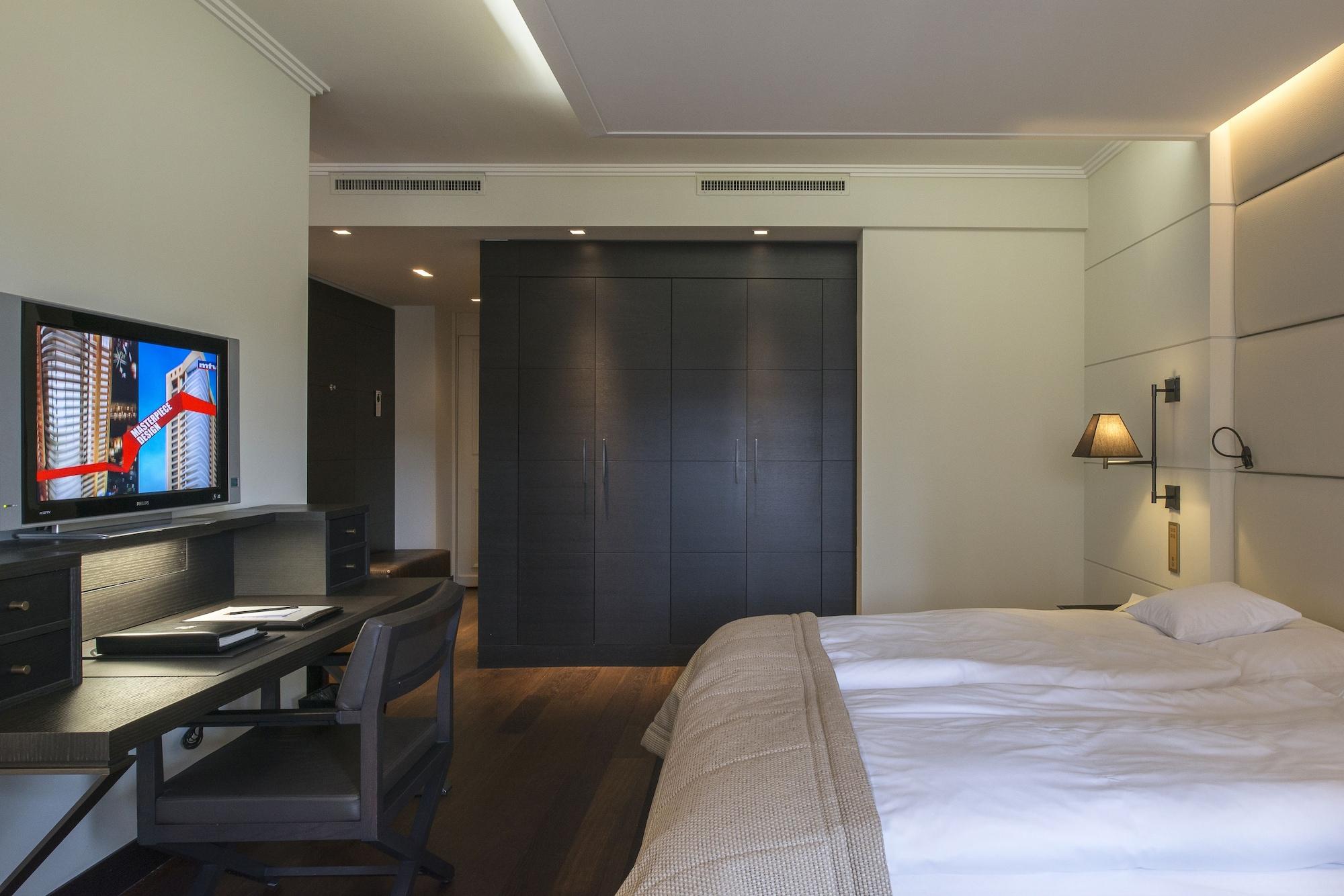 Lausanne Palace Exterior foto A room at the hotel