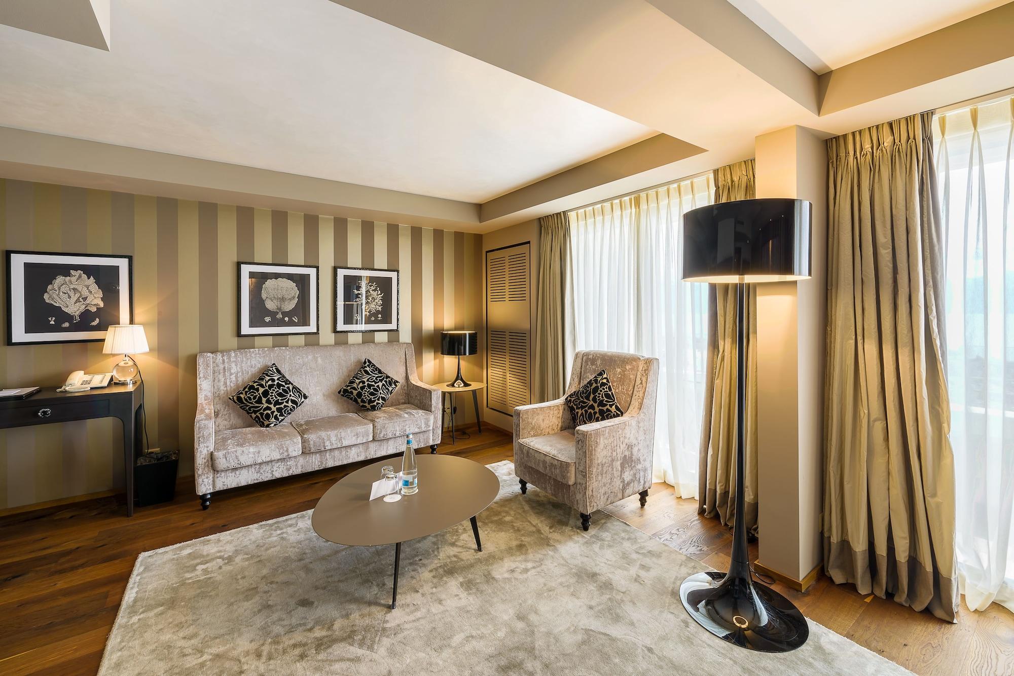 Lausanne Palace Exterior foto A suite at the hotel