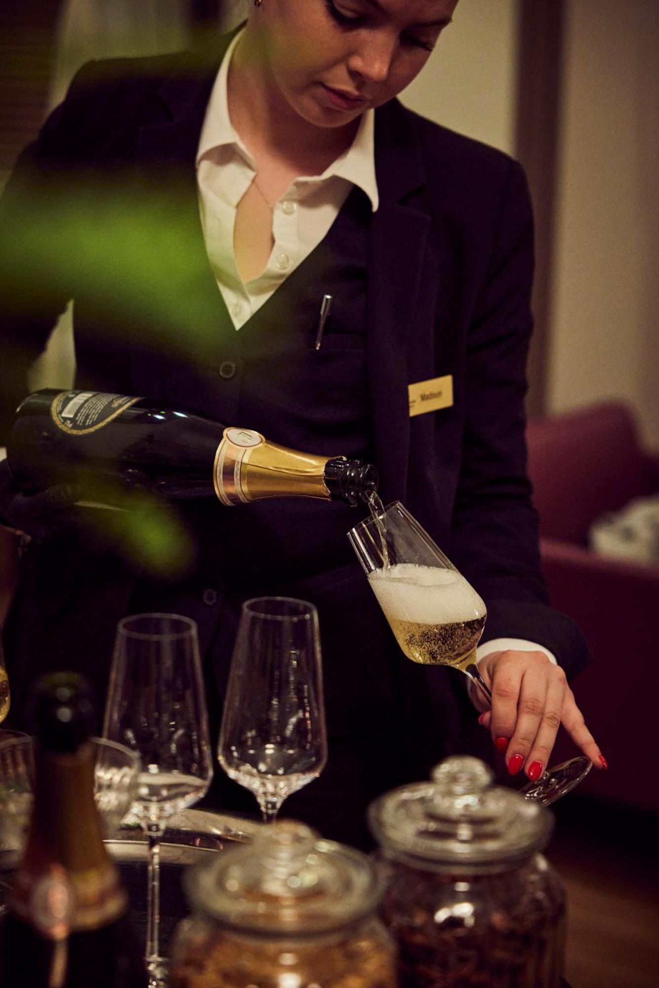 Lausanne Palace Exterior foto A butler serving champagne