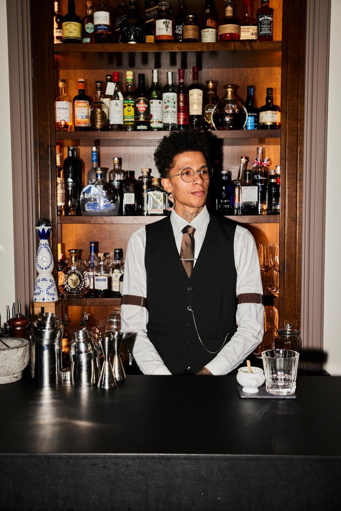 Lausanne Palace Exterior foto A bartender at work