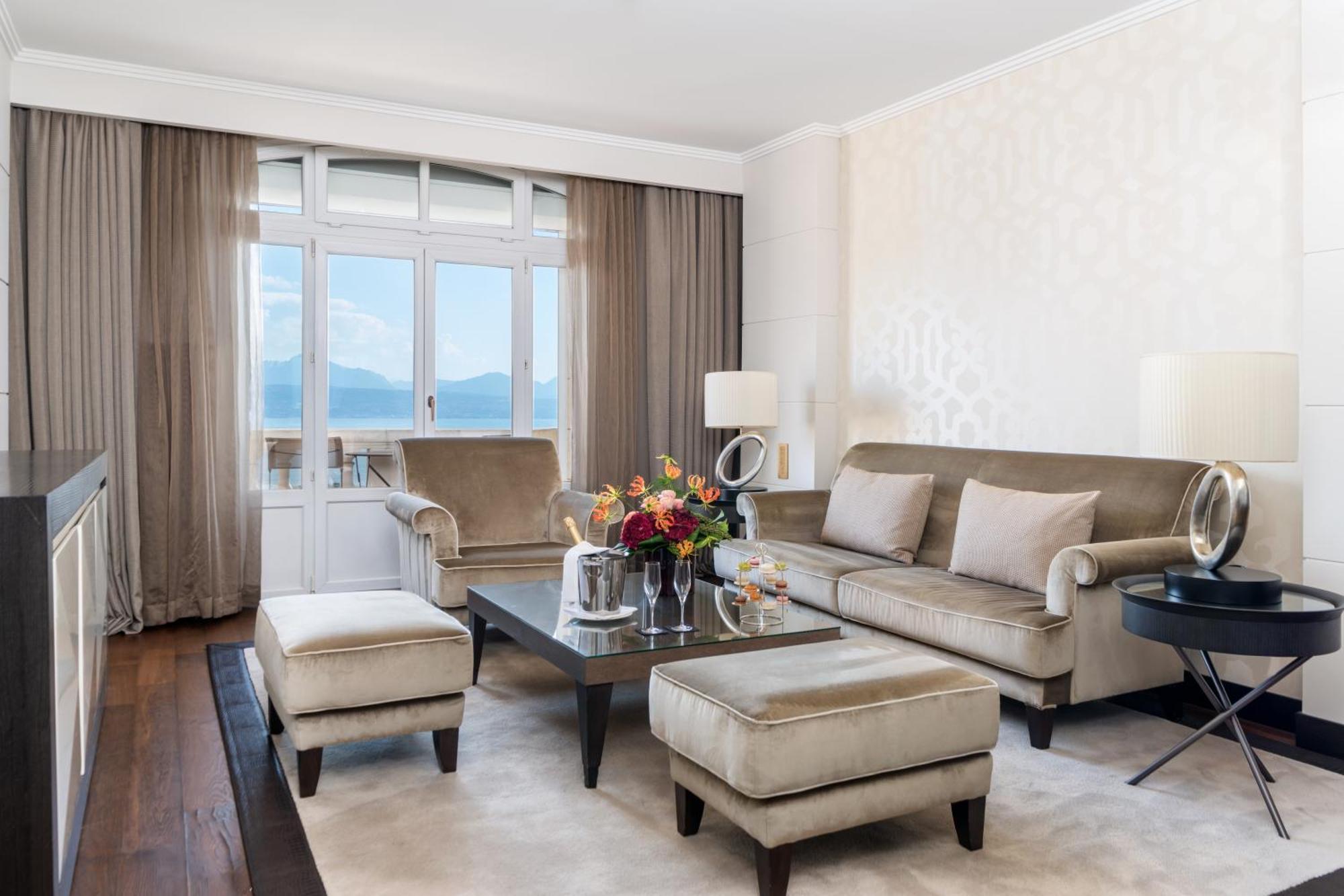 Lausanne Palace Exterior foto A living room at the Four Seasons Hotel
