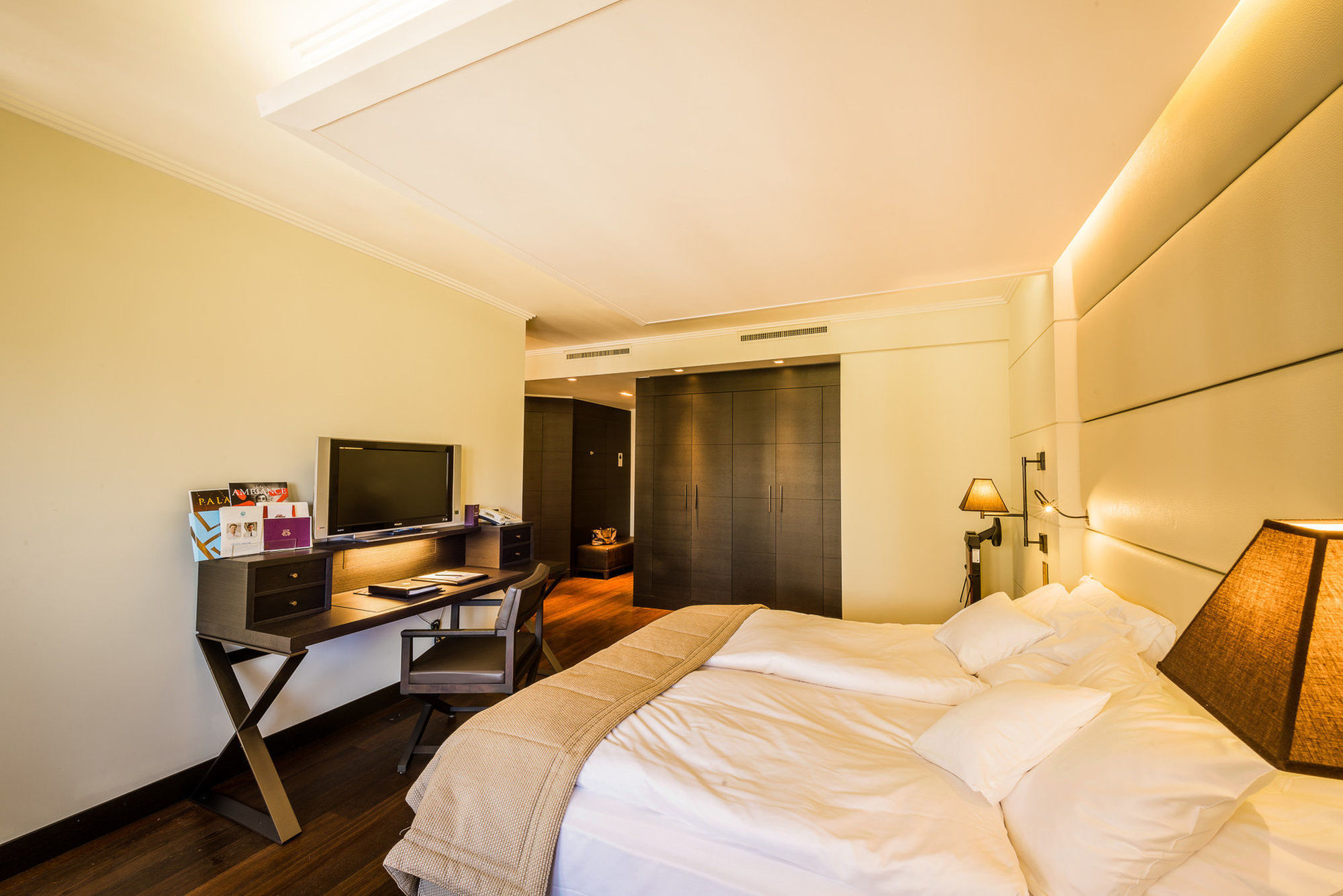 Lausanne Palace Exterior foto A room at the hotel